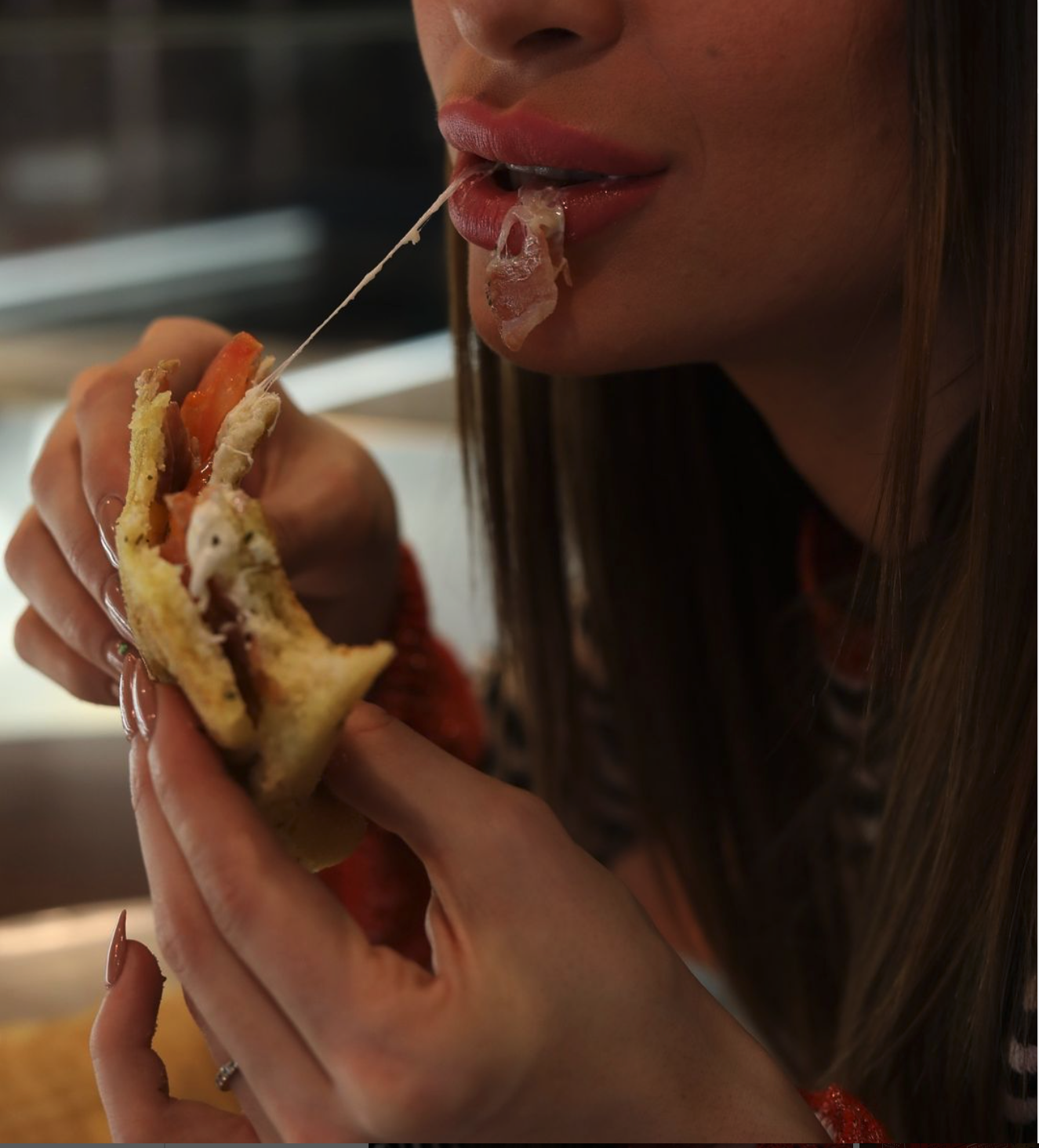 femme qui croque dans une focaccia