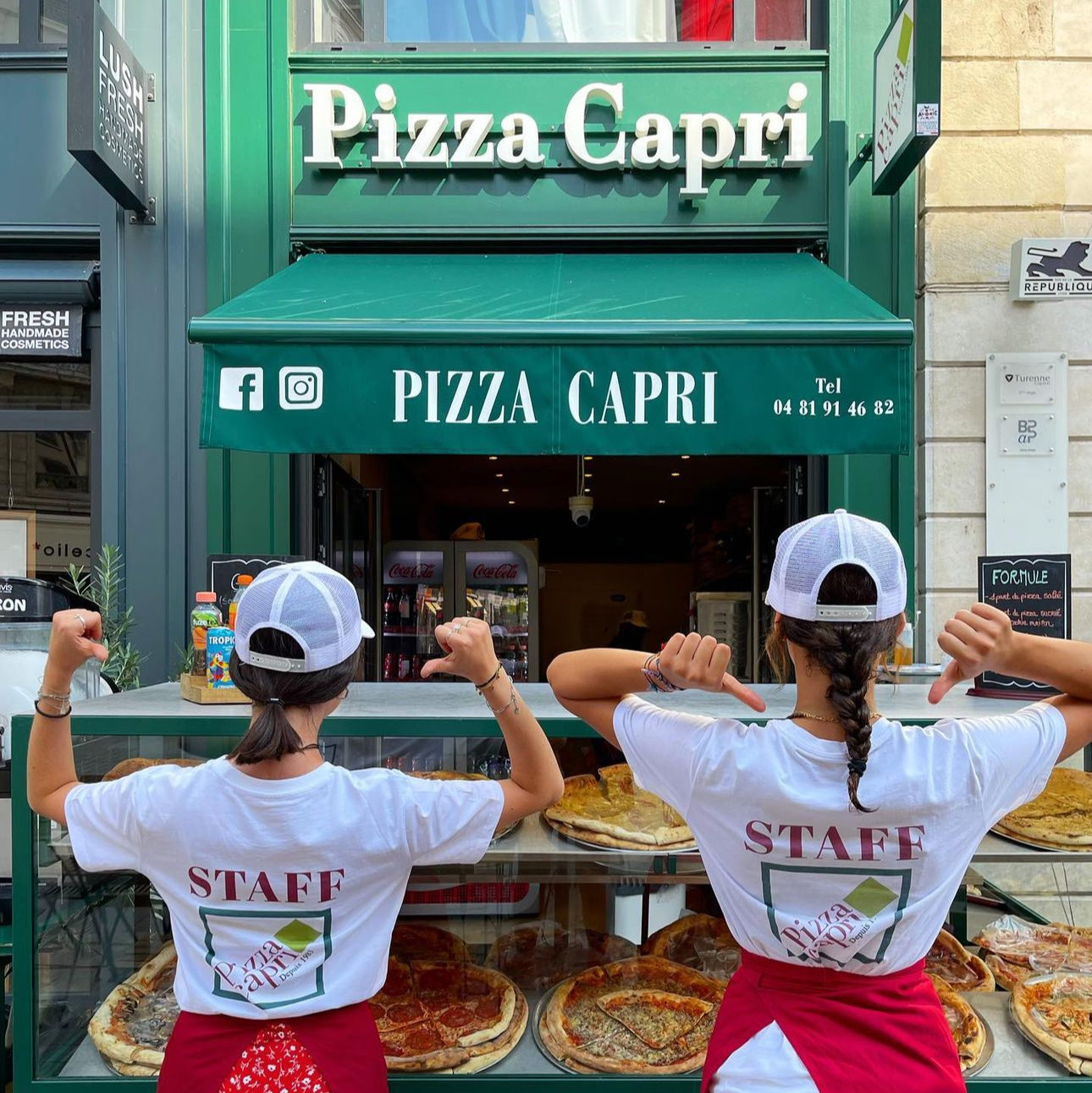 premier plan 2 filles du staff en deuxième plan pizza capri Lyon