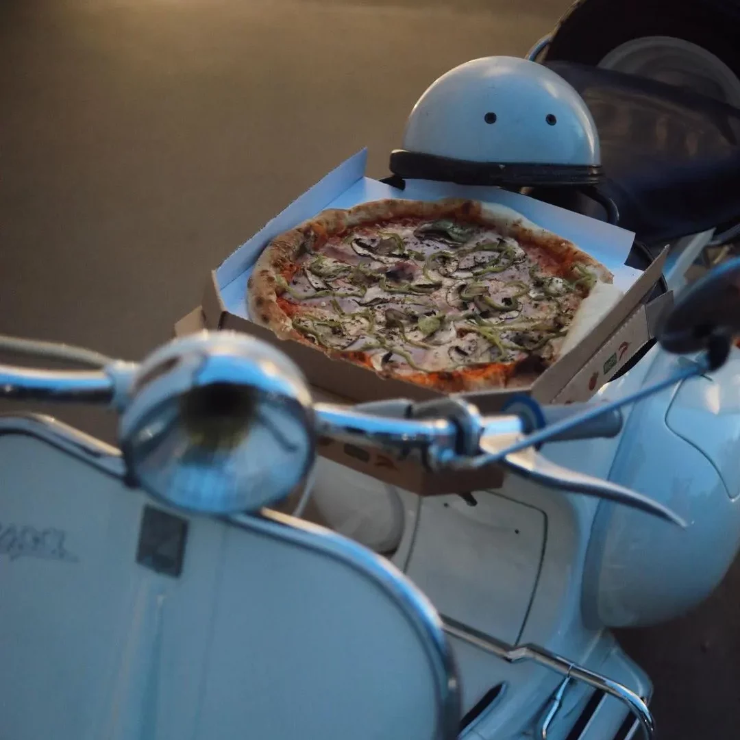 Scooter mettant en avant une pizza